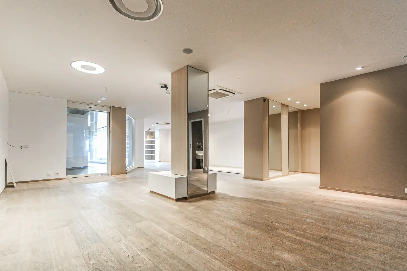 Verhuurd winkel te koop van 471 m² te Zeedijk  678-679 foto 2