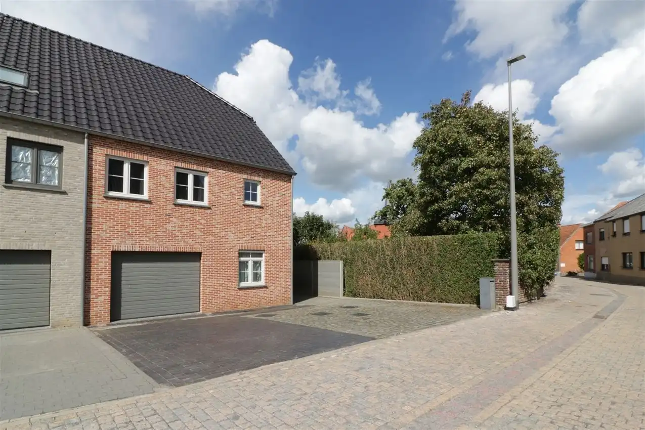 Recente woning met vier slpk, tuin, garage op rustige locatie foto {{pictureIndex}}