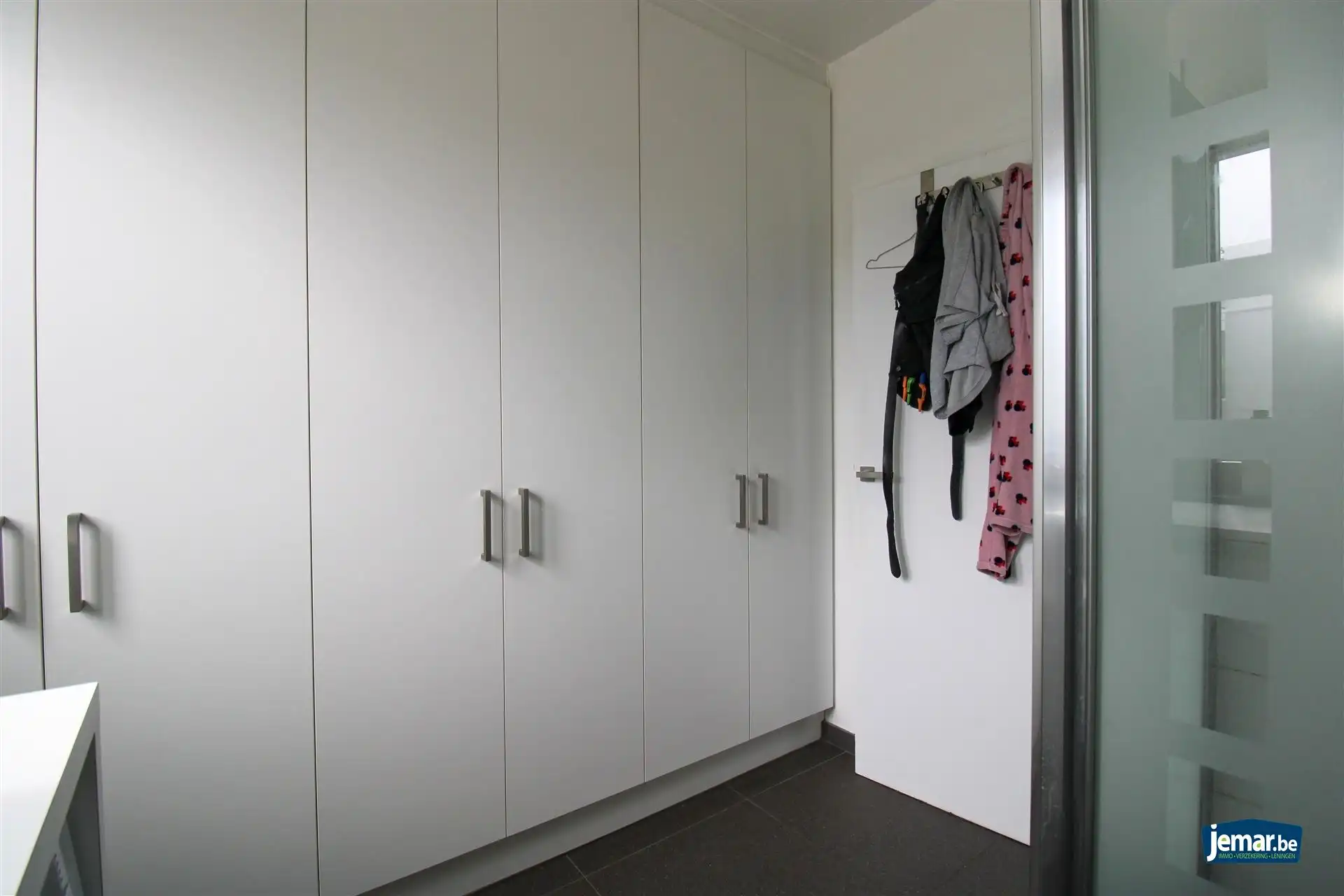 Instapklare en energiezuinige gezinswoning met 5 slaapkamers, zwembad en topligging in Rekem – comfort en ruimte verzekerd! foto 8