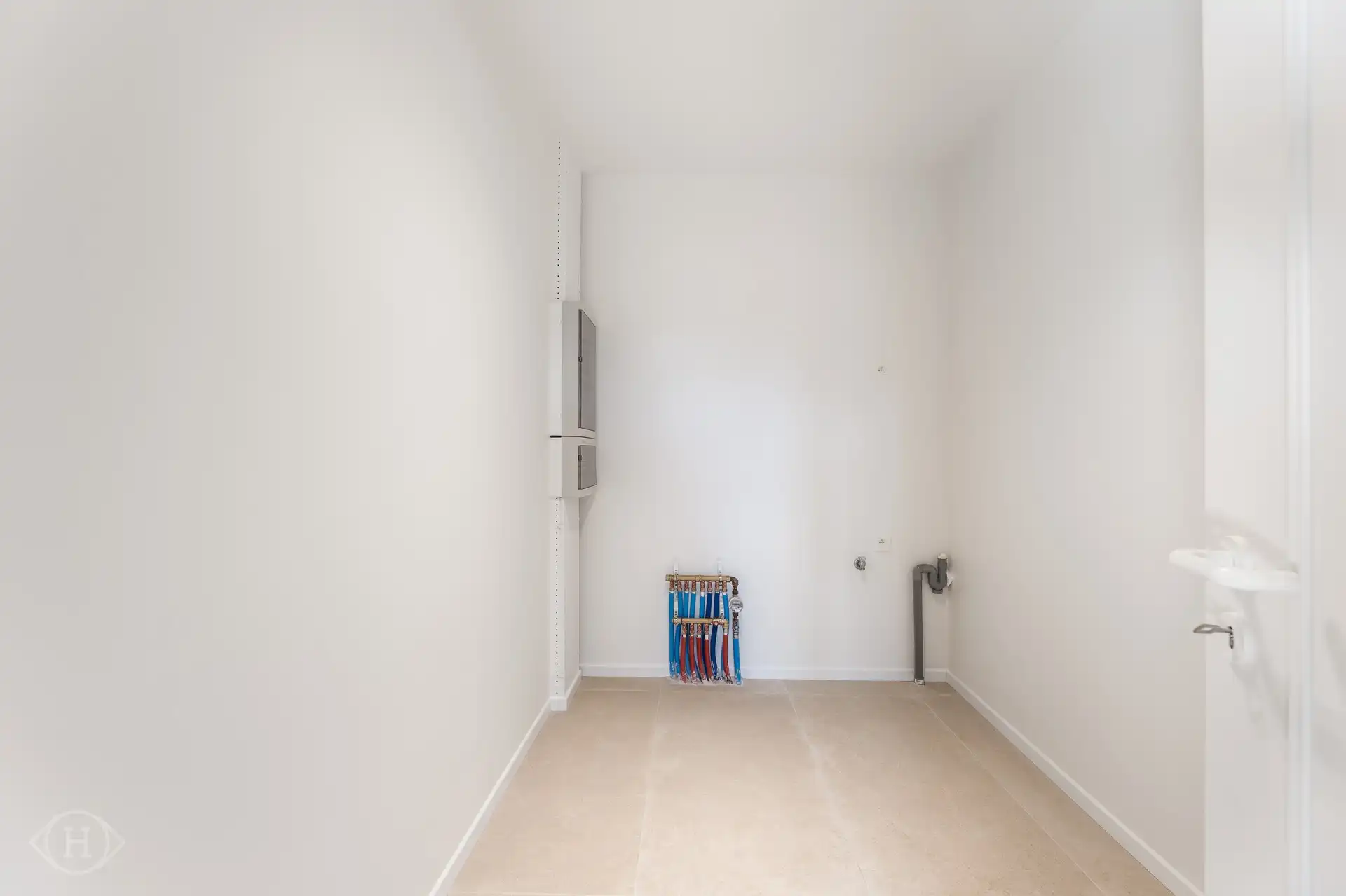 Volledig gerenoveerd 2-slpk appartement met garagebox foto 18