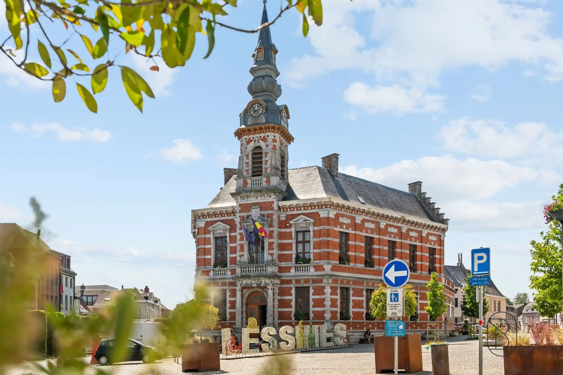 Handelspand + woonunit aan het marktplein van Lessines! foto 3