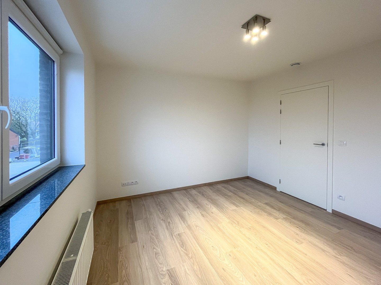 Ruime energiezuinige nieuwbouwwoning (type halfopen) (2024) met carport op 247m² gelegen te Houthulst. foto 17