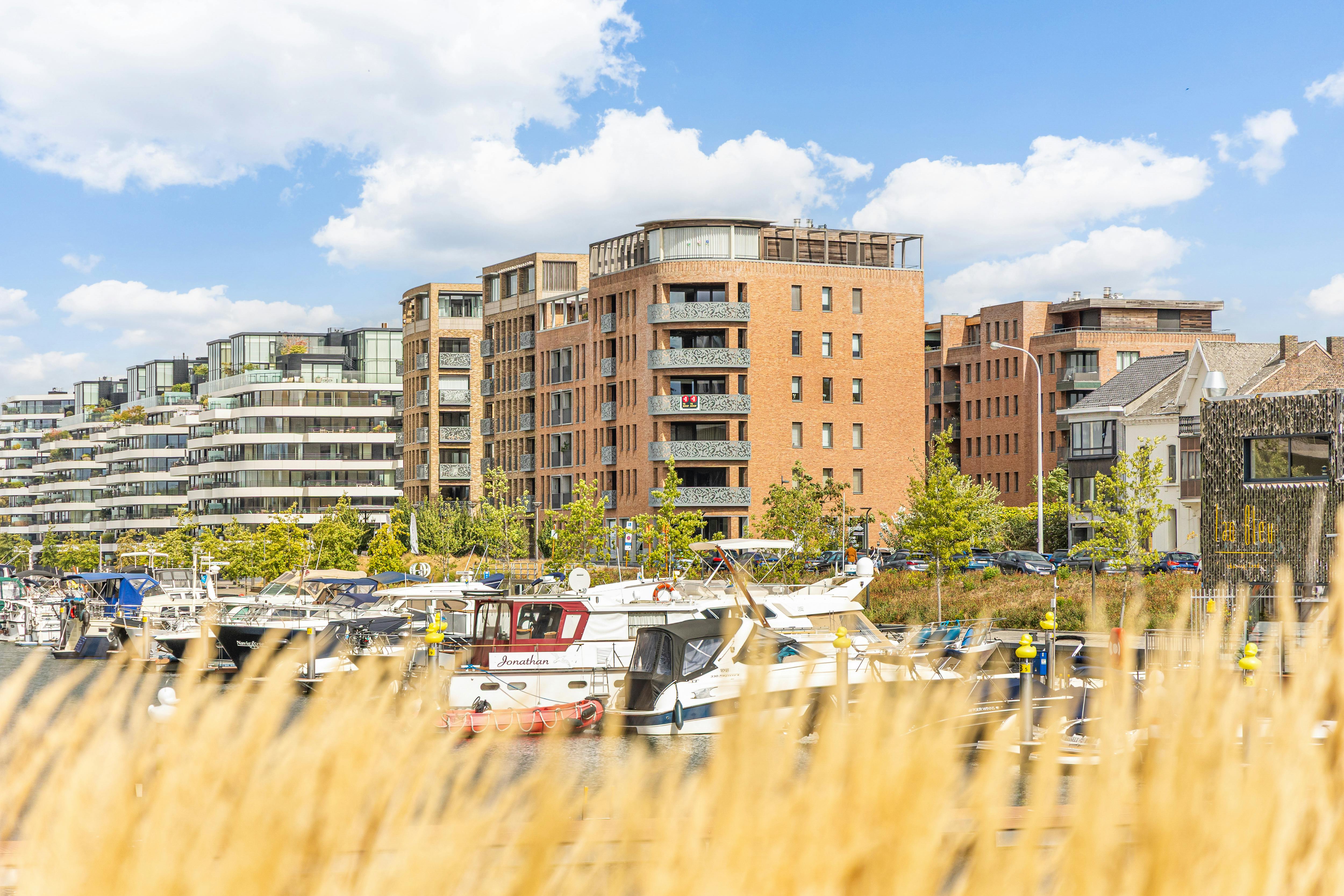 Exclusief hoekappartement aan het water met ruim zonneterras foto {{pictureIndex}}