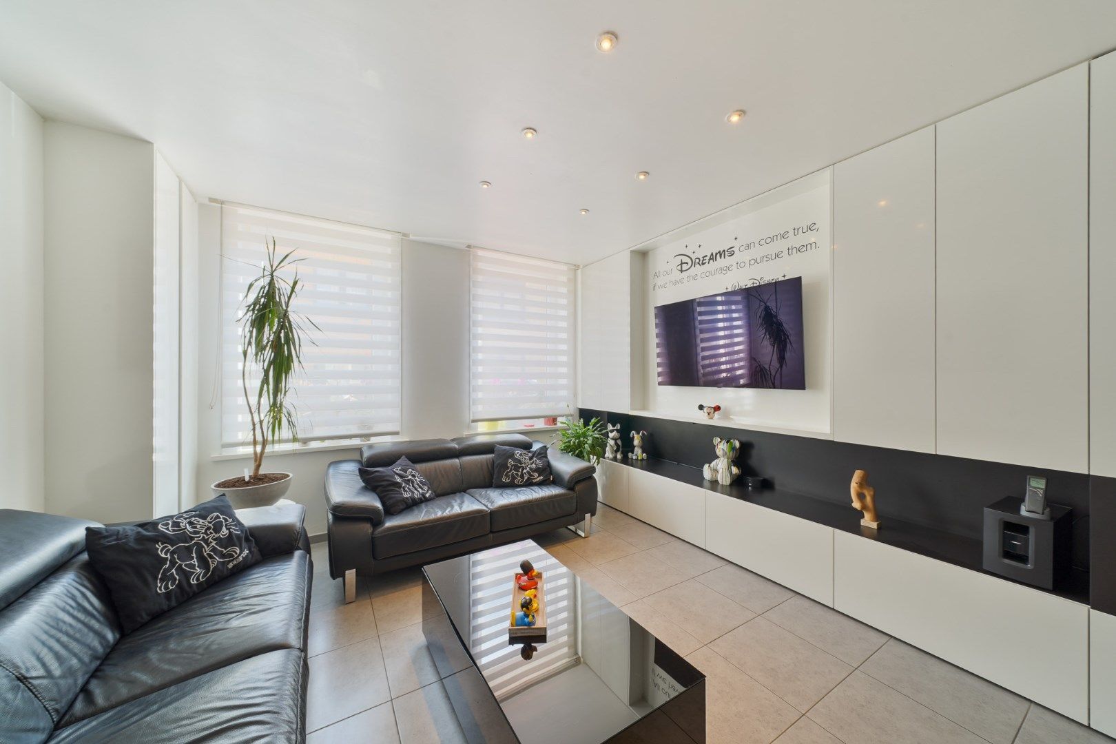 Volledig gerenoveerde woning met 3 slaapkamers, 2 badkamers en ruim dakterras foto {{pictureIndex}}