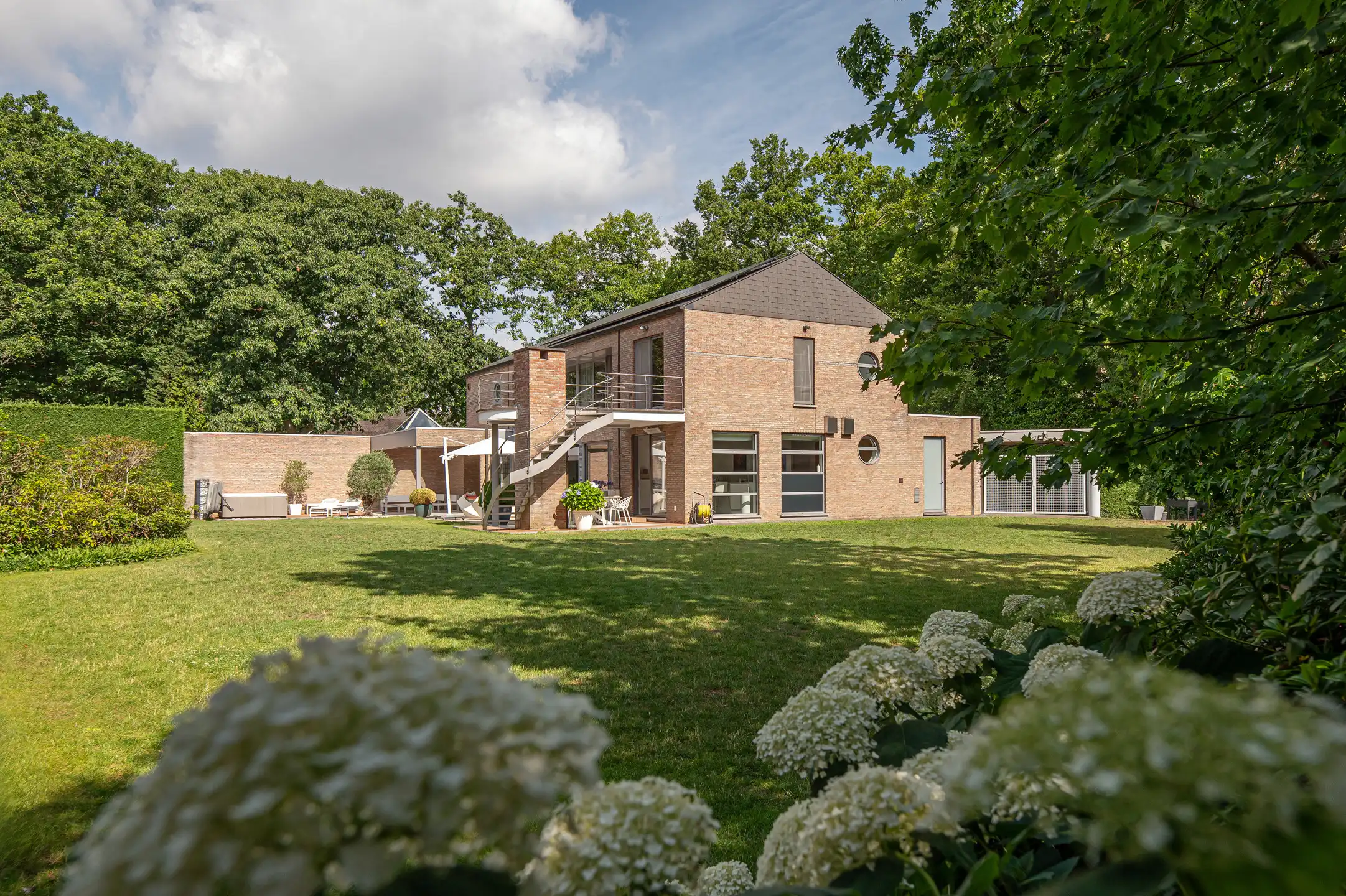 VILLA MET APARTE PRAKTIJK OF APART KANTOOR AAN HUIS (vrij beroep mogelijk!)  foto 2