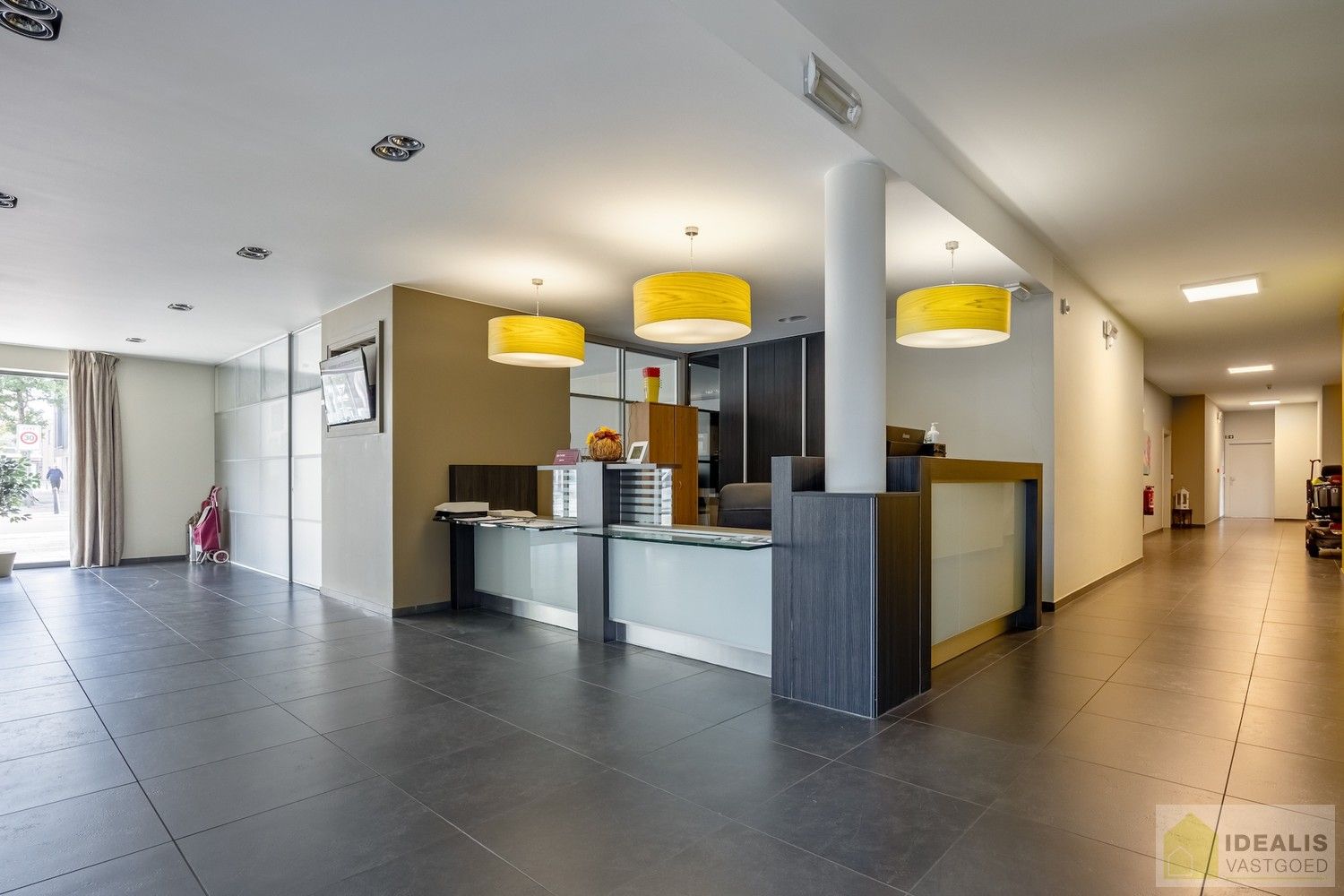 IDEALIS VASTGOED – HOOGWAARDIG AFGEWERKTE ASSISTENTIE-APPARTEMENT IN RESIDENTIE NUMA OP EEN TOPLOCATIE. Gelegen op de 2de verdieping met een bewoonbare oppervlakte van ca. 60m² biedt dit knappe assistentie-appartement een aangename leefruimte met aansluitend een zonnig overdekt terras, uitgeruste keuken en een ruime slaapkamer met veel lichtinval! Daarnaast kan er gebruik gemaakt worden van de talrijke gemeenschappelijke ruimtes en kan men aangenaam vertoeven in de prachtige gemeenschappelijke tuin, een oase van rust! foto 15