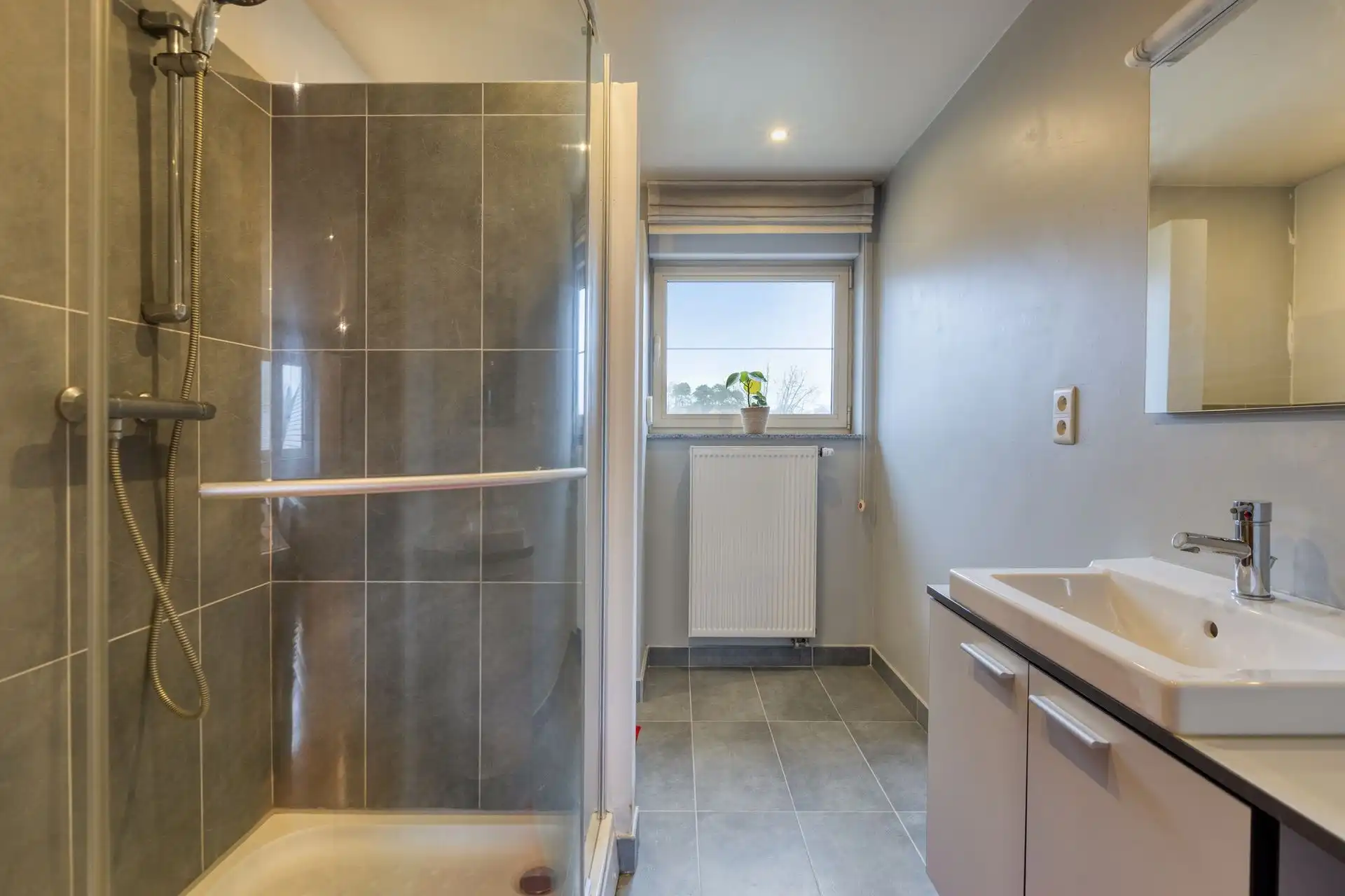 Ruime woning met maar liefst 4 slaapkamers én praktijkruimte in Maasmechelen! foto 16