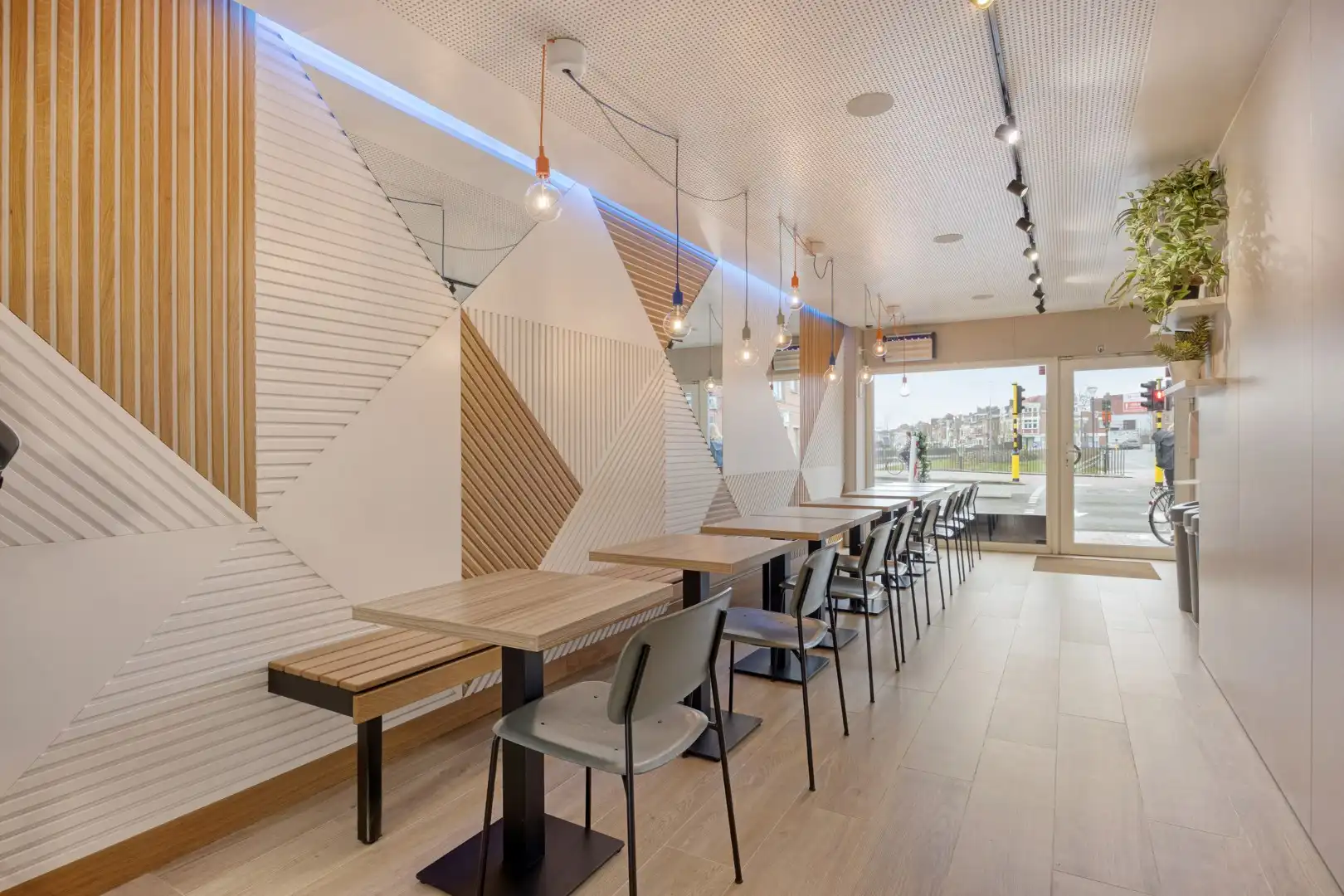 Opbrengsteigendom met handelspand en 3 appartementen te koop in Heverlee op een super ligging! foto 2