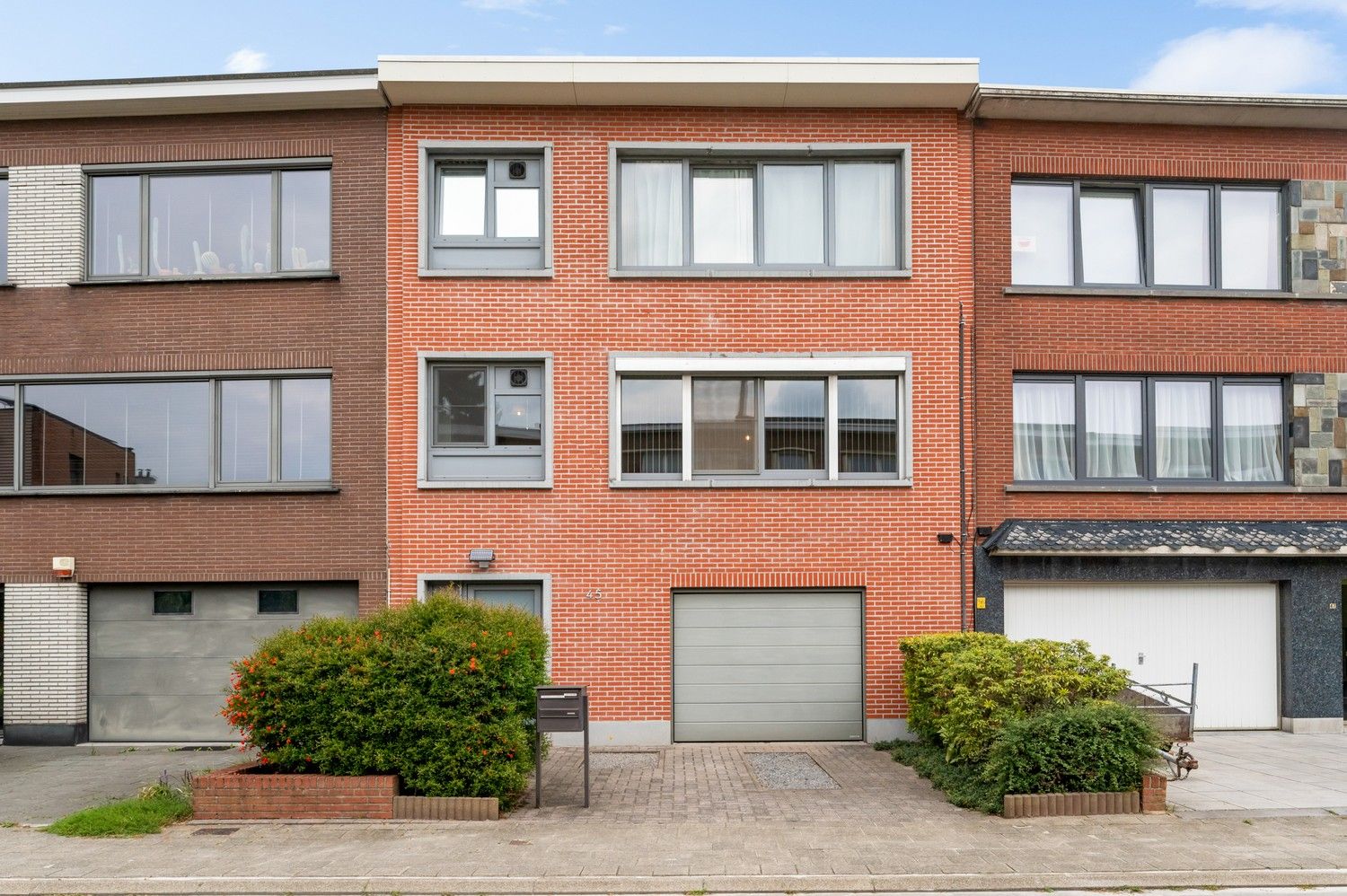 Opbrengsteigendom met 2 appartementen en garage te Deurne! foto {{pictureIndex}}