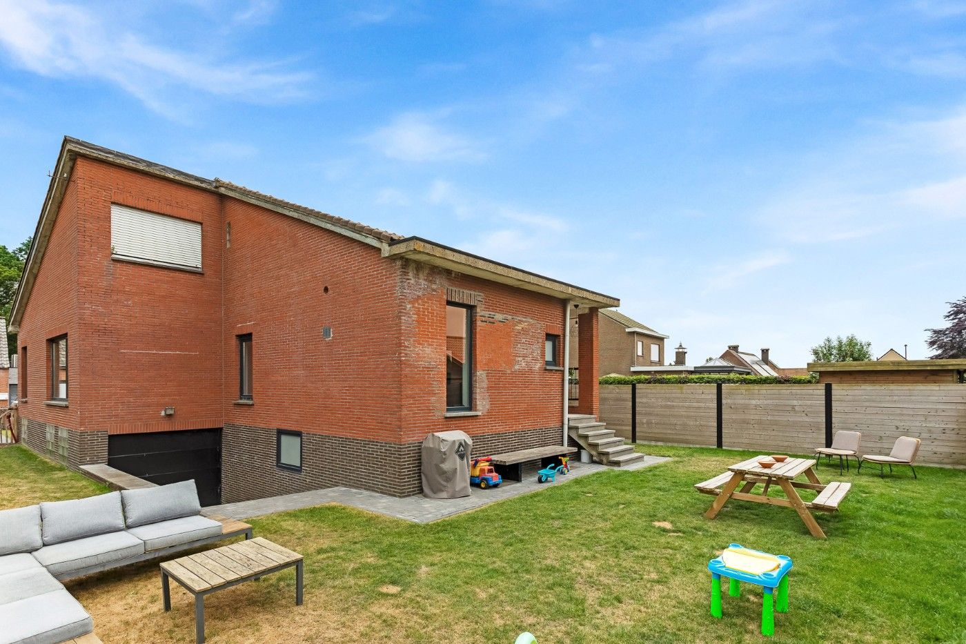 Vrijstaande, gerenoveerde woning met 2 slpk., garage, ruime souterrain, zolder en tuin foto 33