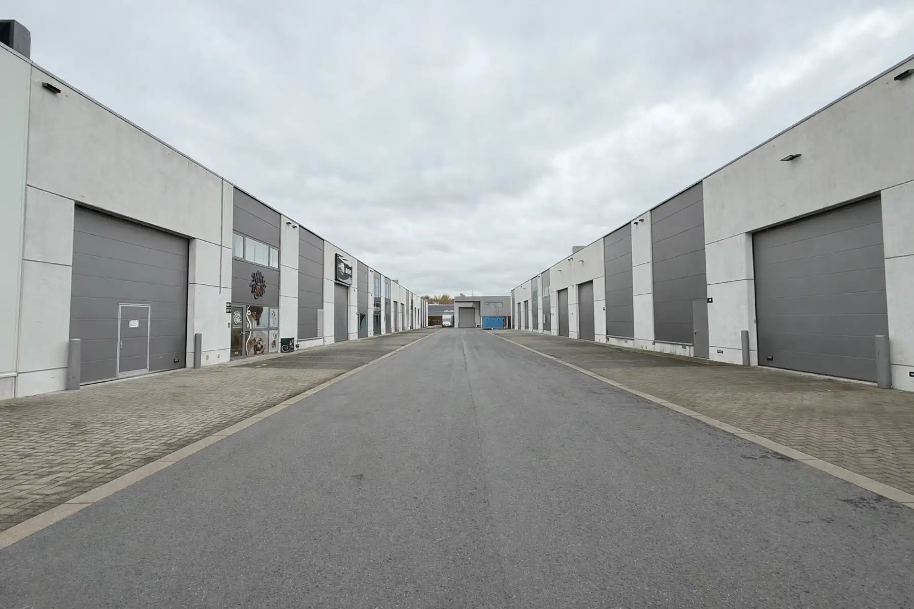 Perfect afgewerkt industriepand met kantoor en loods foto 39