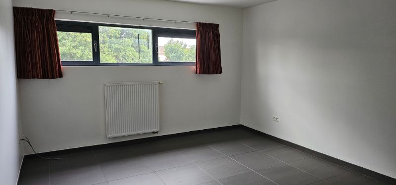 Recente en moderne gezinswoning met drie slaapkamers, garage en tuin foto 11