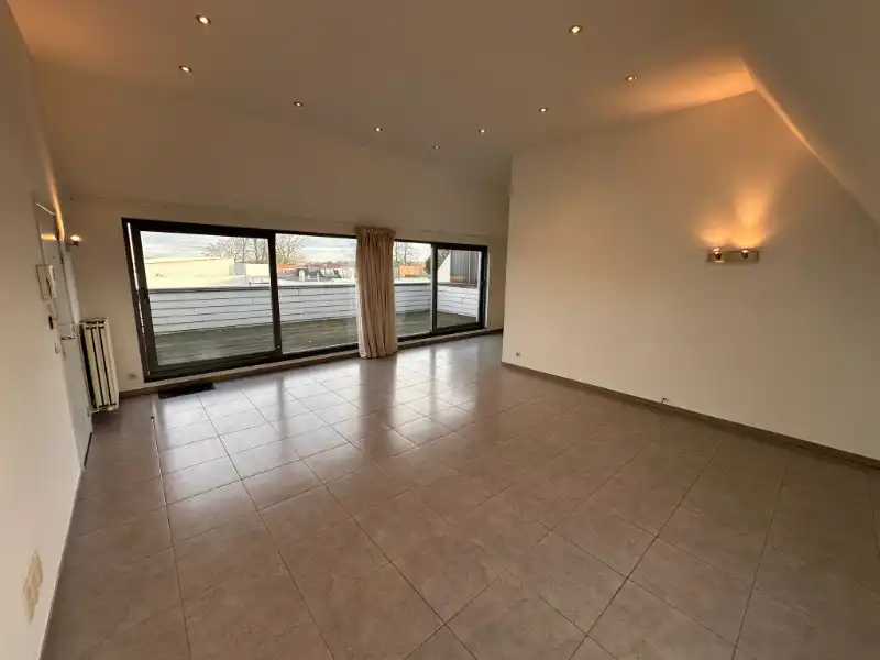 Ruim en lichtrijk 2-slaapkamerappartement met groot terras foto {{pictureIndex}}