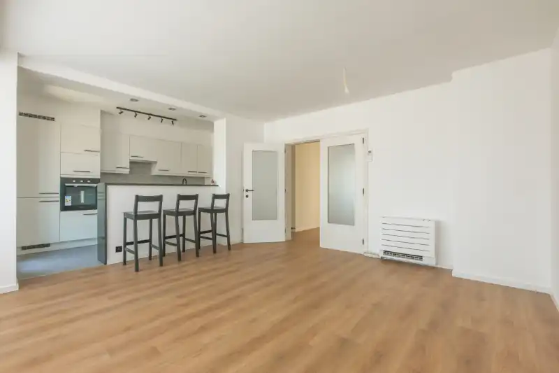 Residentieel gelegen, instapklaar appartement met 2 slaapkamers, terras, kelder en ruime Garage (energielabel B...) foto {{pictureIndex}}