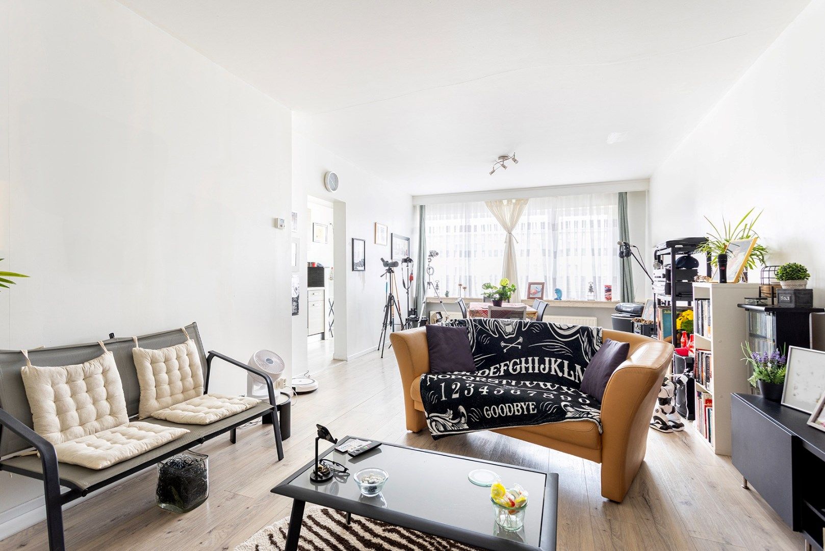 Gerenoveerd 2-slaapkamer appartement met garagebox en oprit! foto {{pictureIndex}}