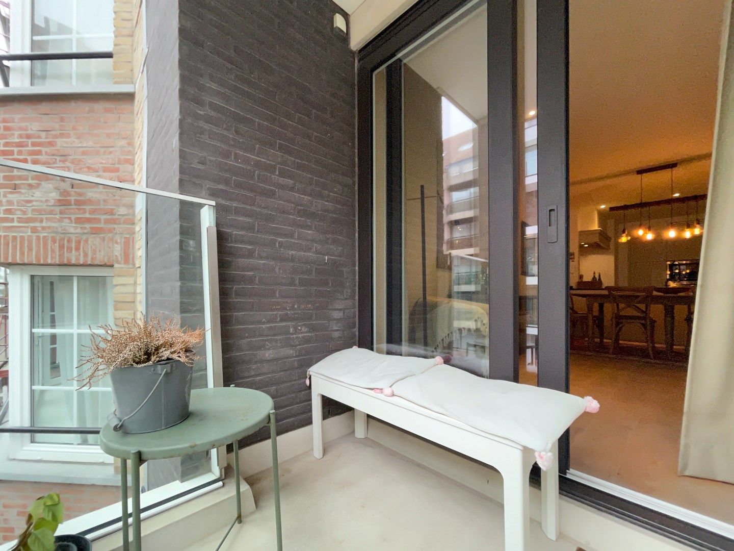 Ruim woonappartement gelegen op wandelafstand van de Zeedijk en het centrum van Knokke. Aankoop inpandige box mogelijk. foto 5