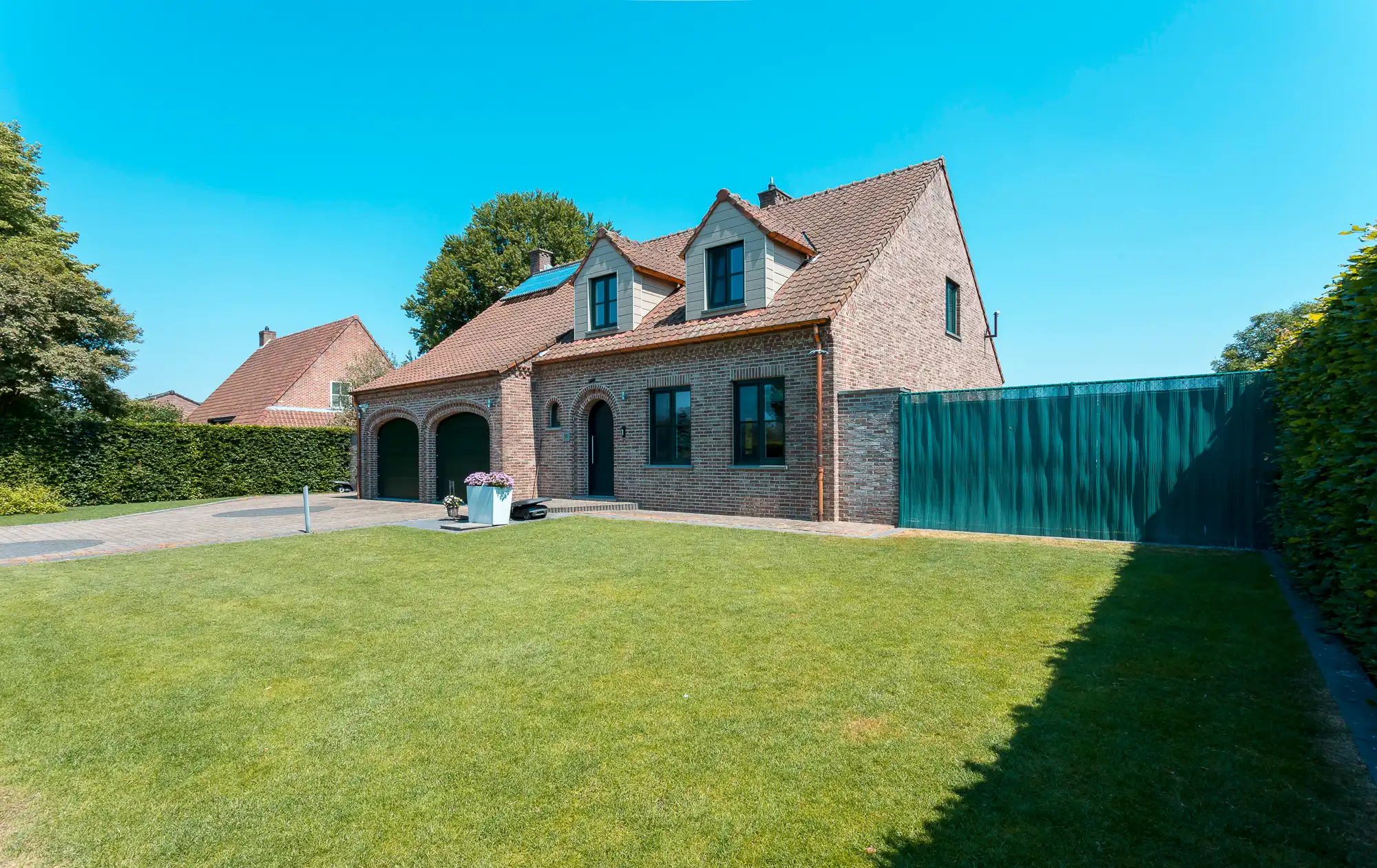 TE KOOP: Villa met kwaliteitsmaterialen en bijgebouw op perceel van 19a 65ca te Kaulille (Bocholt) foto {{pictureIndex}}