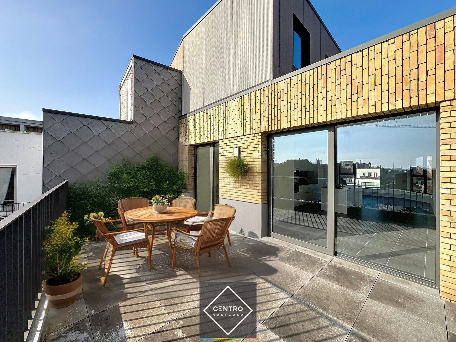 Prachtig geschilderd NB-appartement met RUIM zonneterras (26m²) aan het BEGIJNHOF,  pal in het CENTRUM van Kortrijk ! Aankoop aan 6% BTW mogelijk! foto {{pictureIndex}}