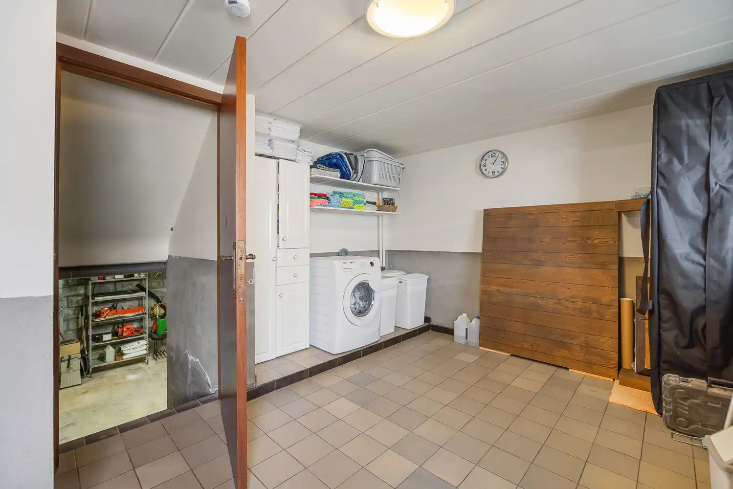 Ruime instapklare gezinswoning met 4 slpks op een mooi perceel van 14a foto 10