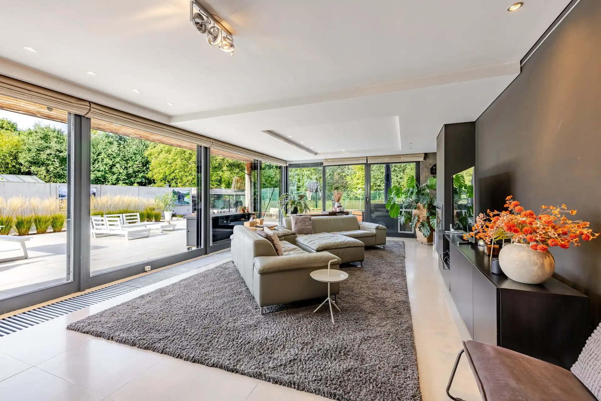 Exclusieve woning met 5 slaapkamers, tennisplein, poolhouse en ruime tuin foto 5