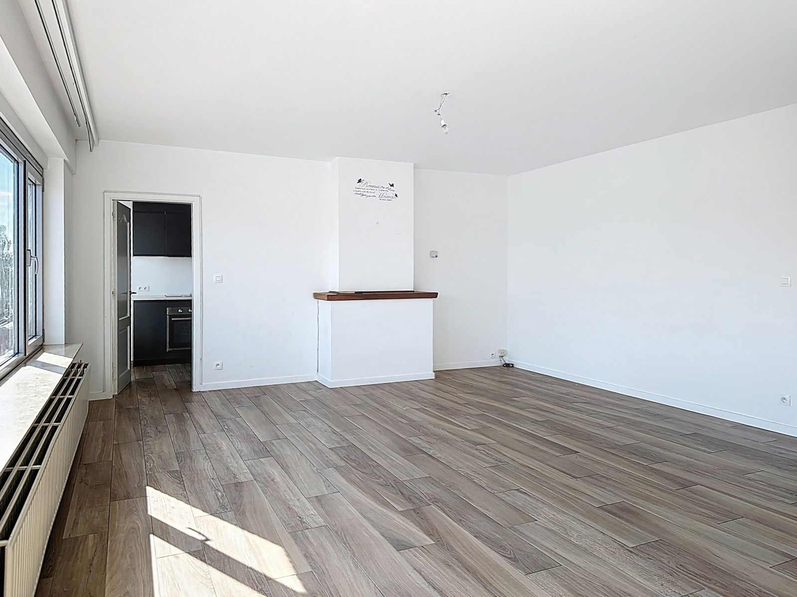 Opbrengstappartement met 3 slaapkamers in hartje Aartselaar – Reeds verhuurd aan € 1.175/maand foto {{pictureIndex}}
