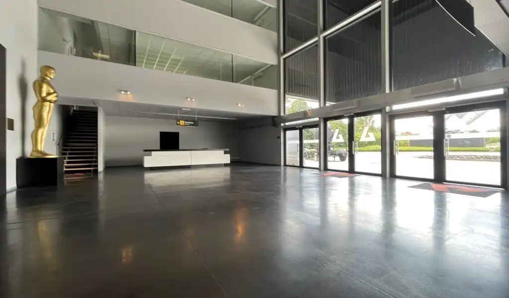 Gerenoveerde instapklare kantoren te huur aan station van Lint foto 3