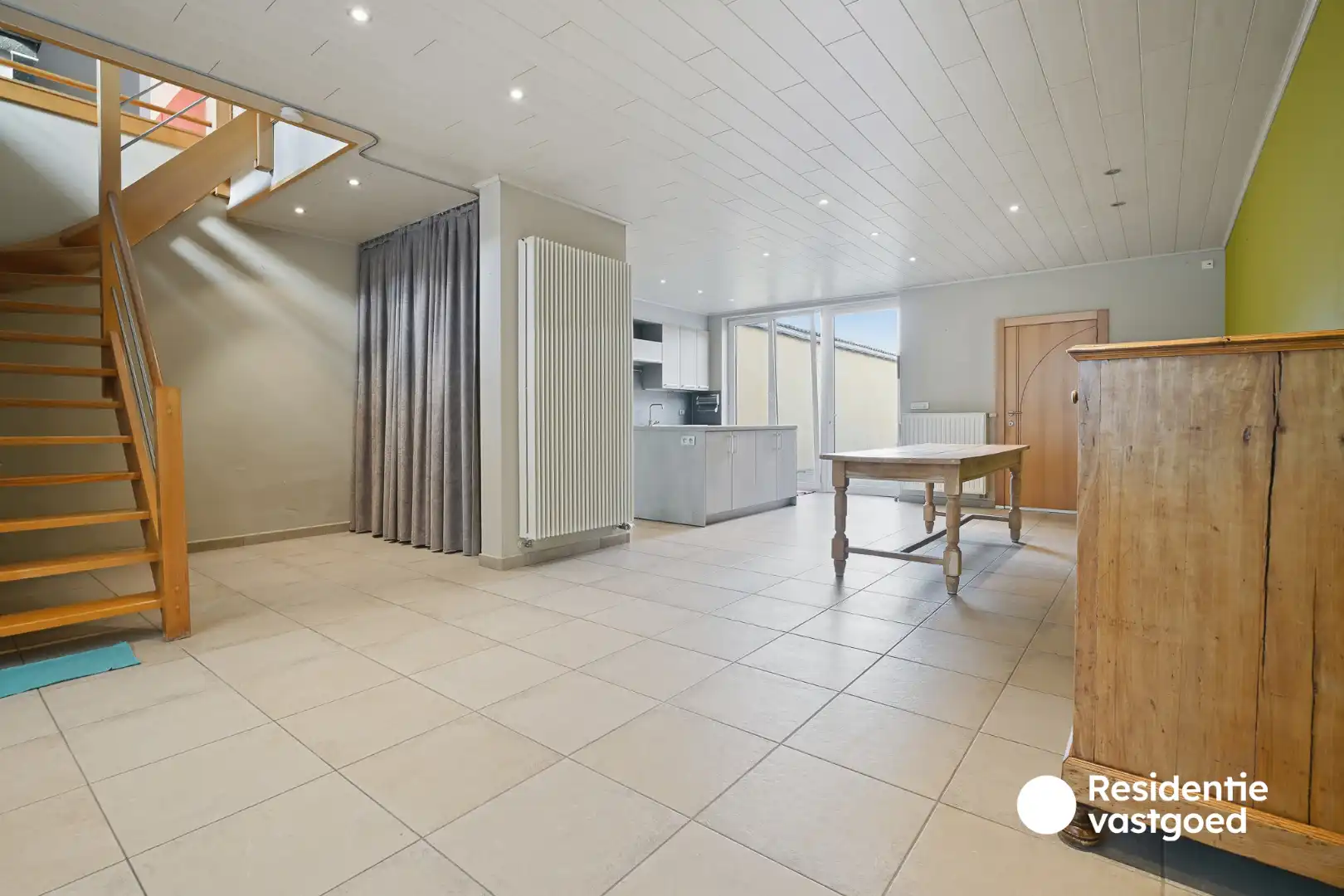 Veelzijdig eigendom met handelsruimte, ruime woning en bouwgrond in centrum Merkem! foto 4
