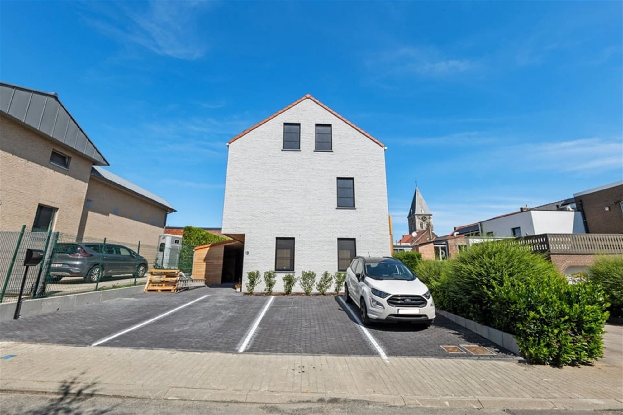 3 SLK APPARTEMENT MET RUIME TUIN EN PARKEERPLAATS IN HET CENTRUM VAN LANDEN  foto {{pictureIndex}}