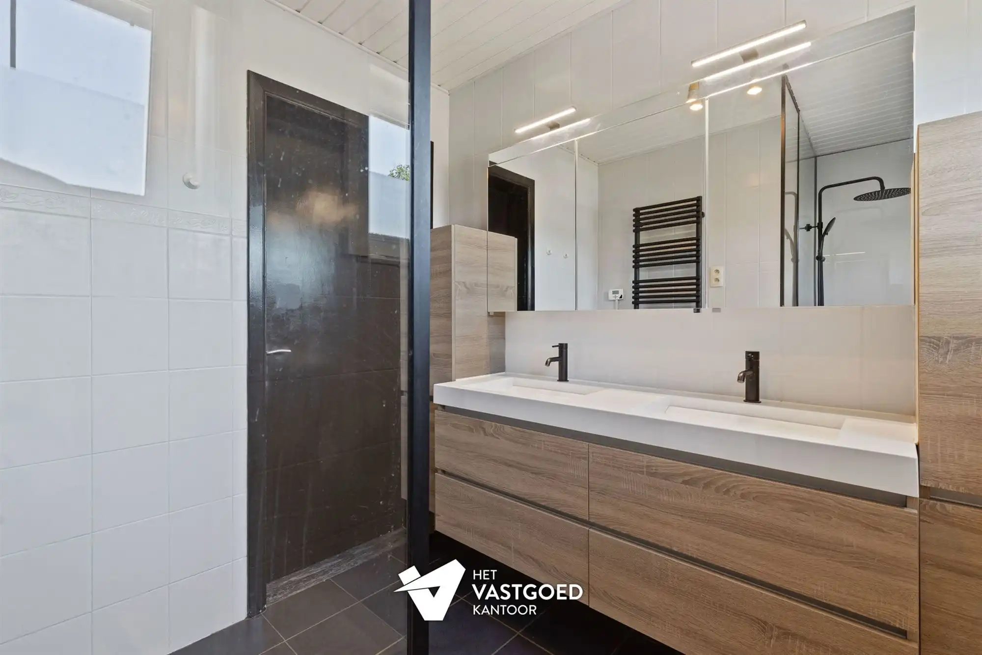GERENOVEERDE, INSTAPKLARE WONING OP LEUKE LIGGING foto 7