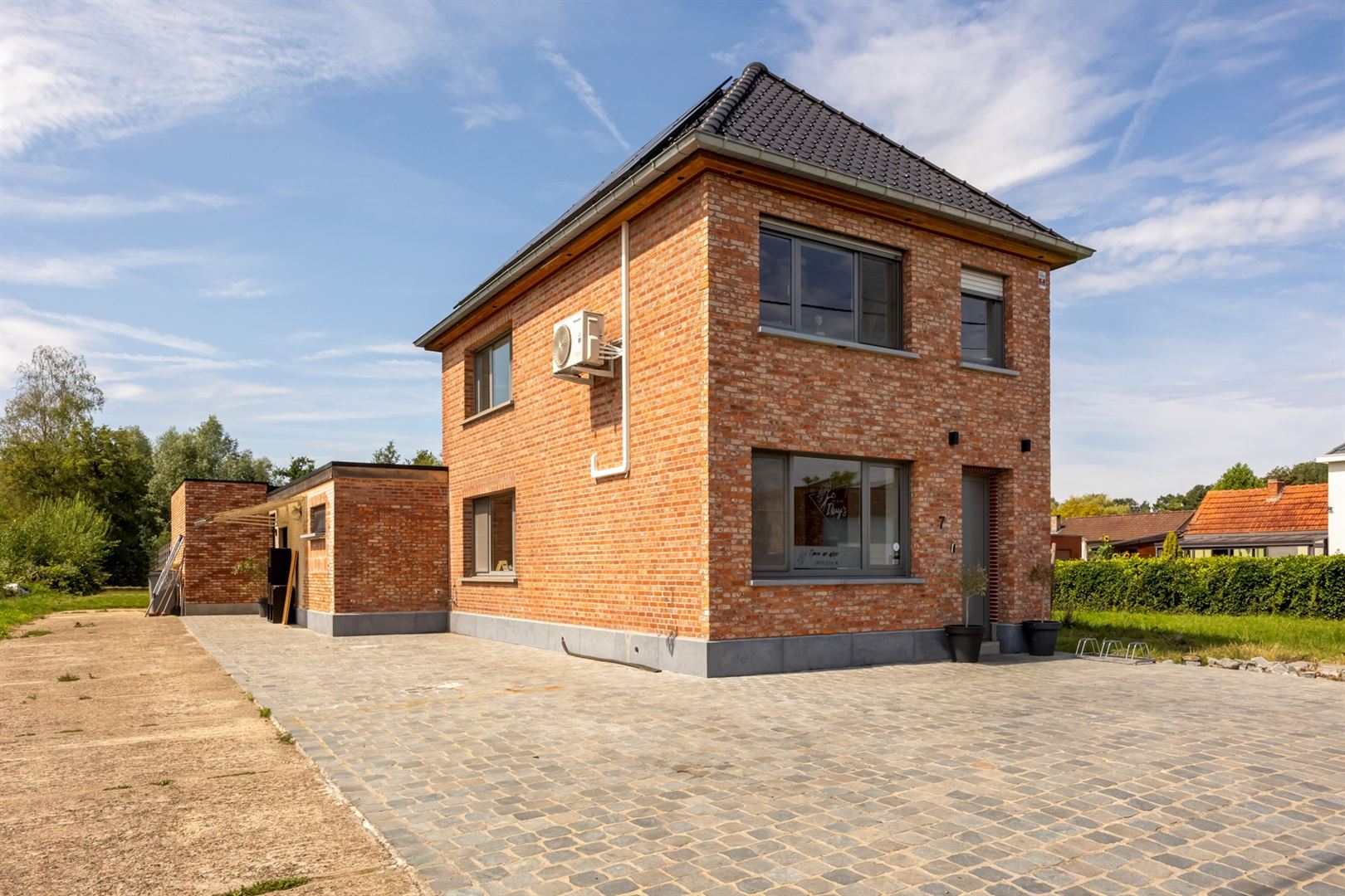 Woning met drie slaapkamers in een rustige omgeving foto {{pictureIndex}}