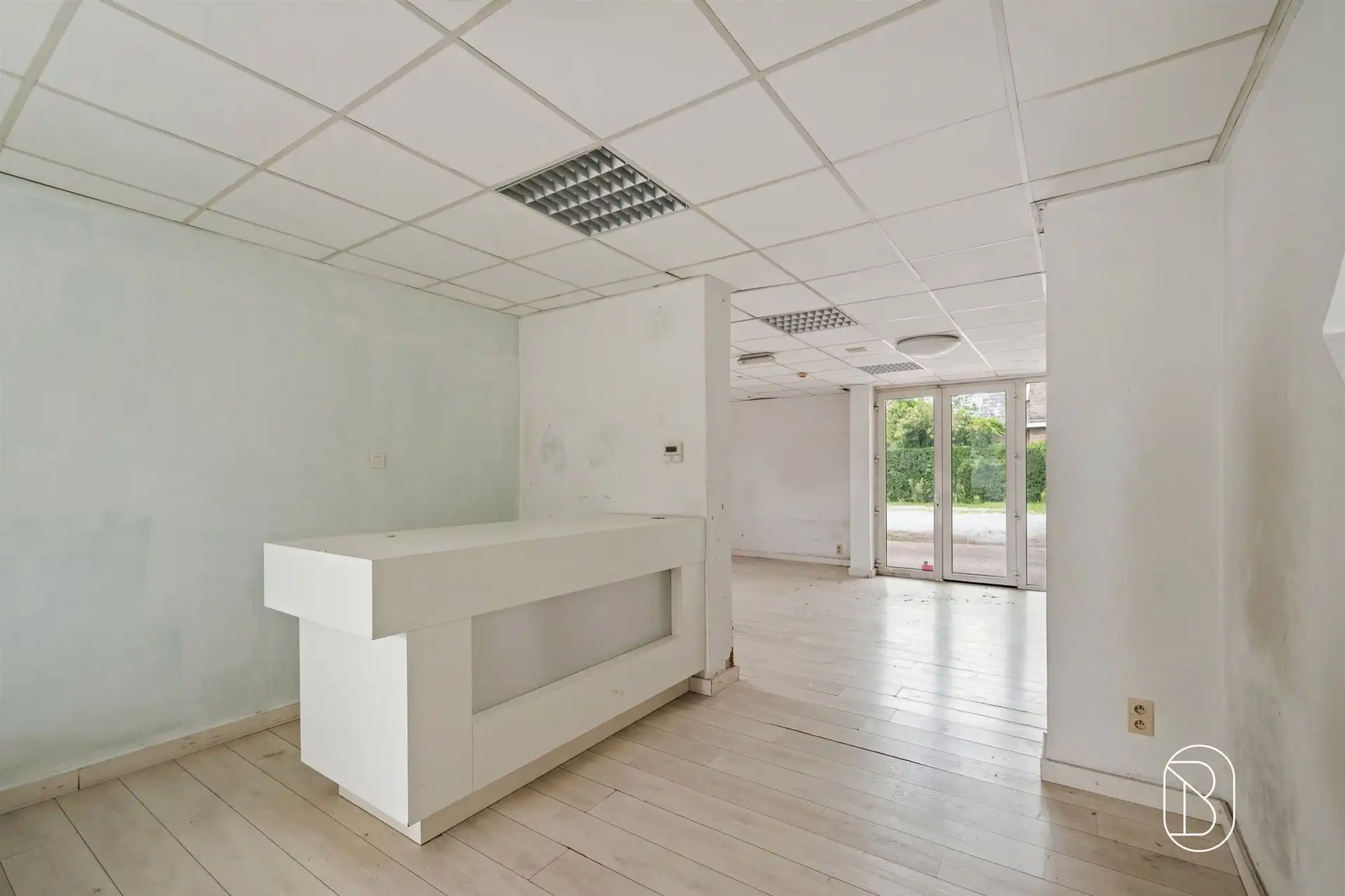 Topgelegen commercieel pand met parking foto 11