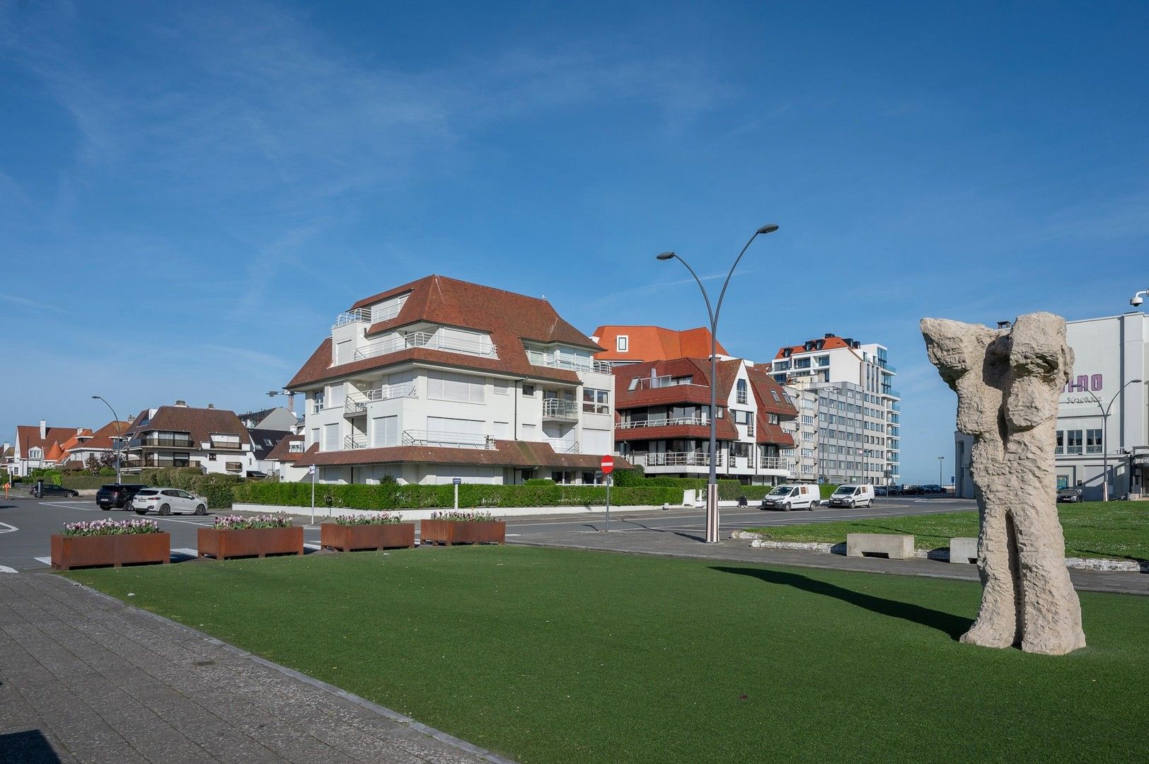 Fantastisch hoekappartement genietend van open zichten op enkele passen van het Zegemeer, casino en de zee. foto 3
