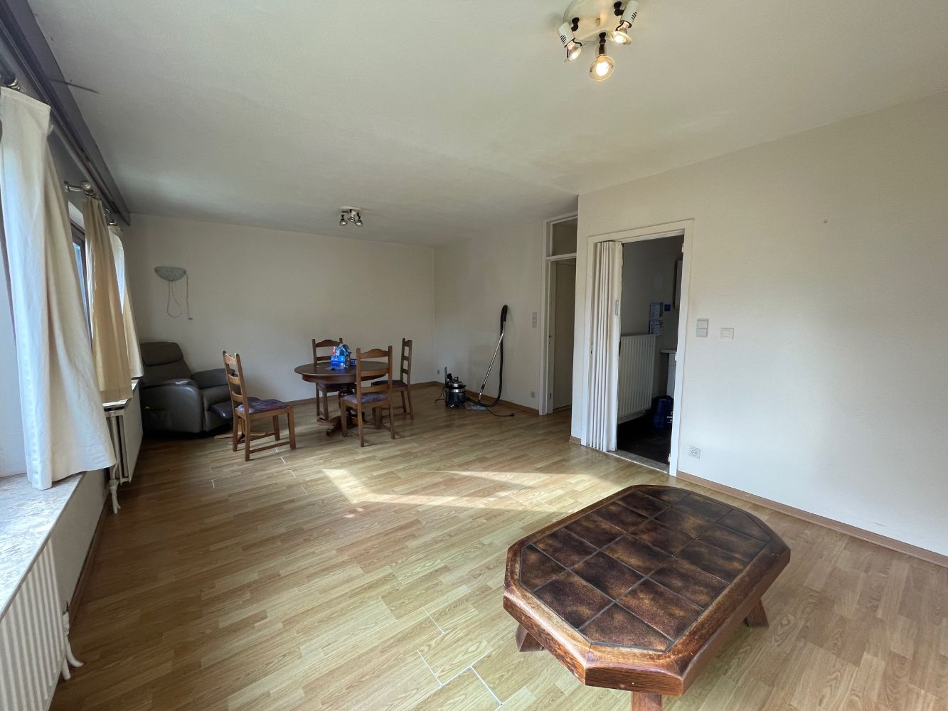 Ruim gelijkvloersappartement met twee slaapkamers en gesloten garagebox. foto 5