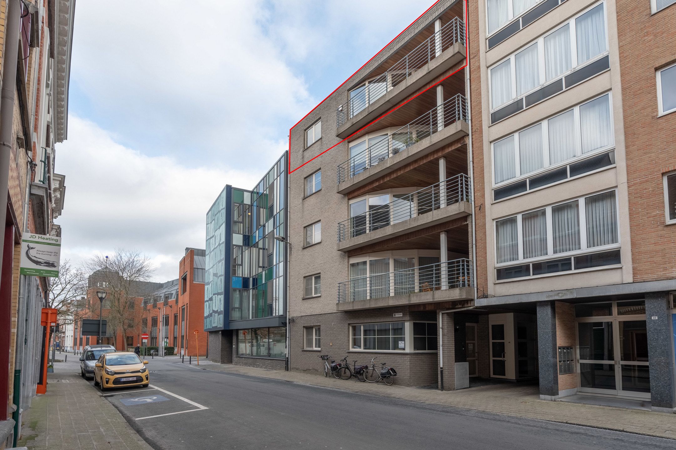 Zeer ruim appartement met o.a. 3 slaapkamers, 3 terrassen en autostaanplaats. foto 2