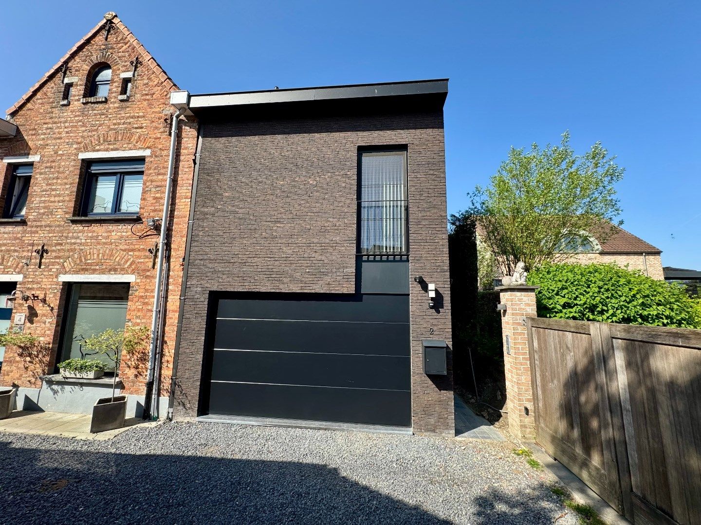HALFOPEN WONING (bj 2021) MET 3 SLPKS, TUIN EN GARAGE IN HET CENTRUM foto 2