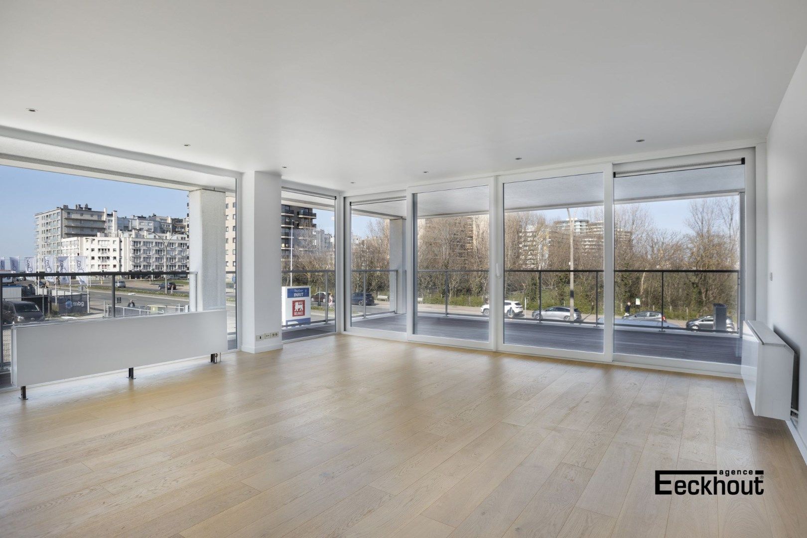 Luxe hoek-appartement met grote zonneterrassen rondom en vlakbij de zeedijk van Mariakerke! foto 4
