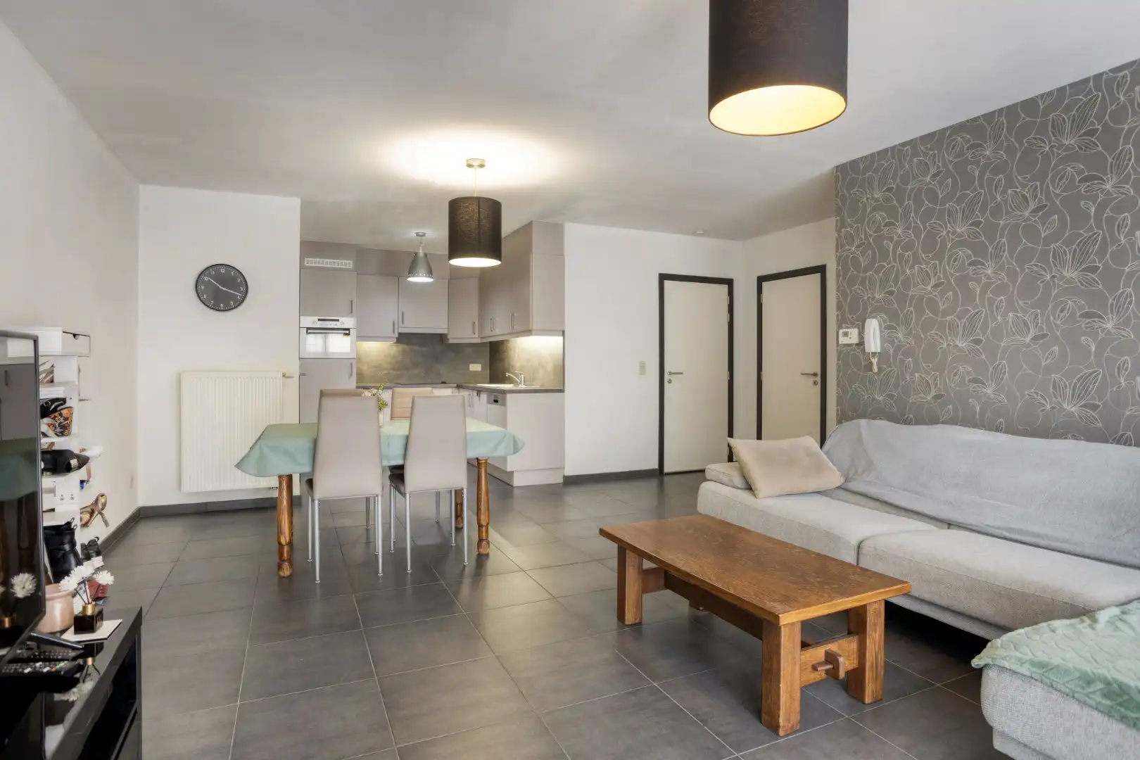 Instapklaar gelijkvloers appartement met 1 slpk, tuintje en autostaanplaats in het centrum ! foto 2