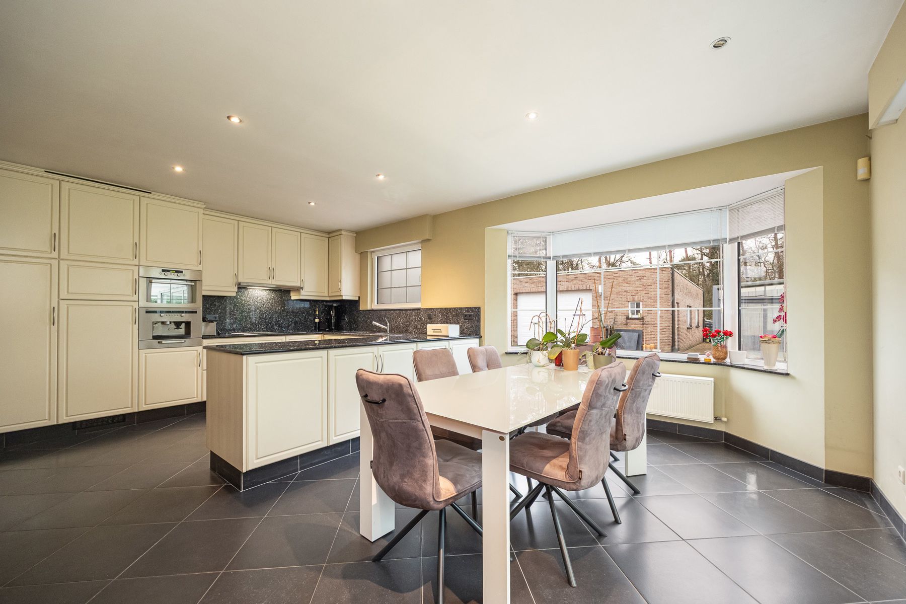 Energiezuinige villa met 5 slaapkamers en ruim bijgebouw op een perceel van 1.240m². foto 6