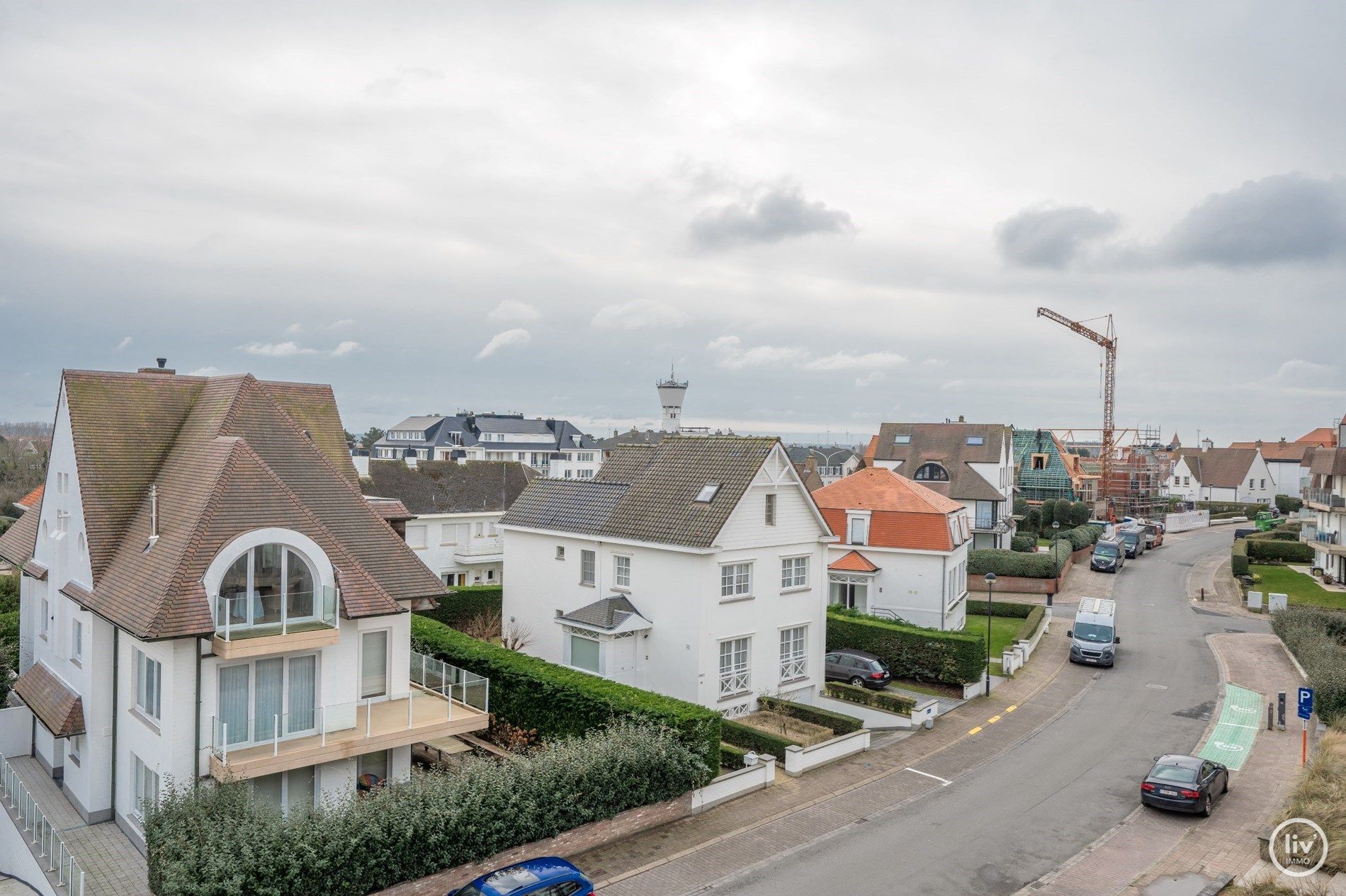 Uitzonderlijk gerenoveerd en gemeubeld ruim en lichtrijk HOEKappartement.  foto 10