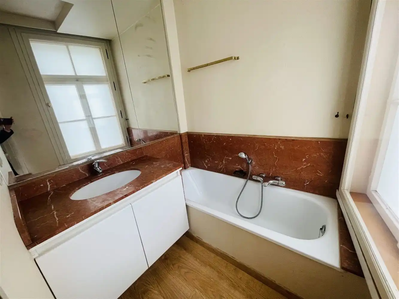 In één van de mooiste straten van Brugge centrum, vlakbij alle winkels CHARMANT ENERGIEZUINIG LICHTRIJK WOONHUIS met stadsTUINTJE, 3 SLAAPKAMERS, 2 BADKAMERS , Mogelijkheid om GARAGE bij te kopen foto 15