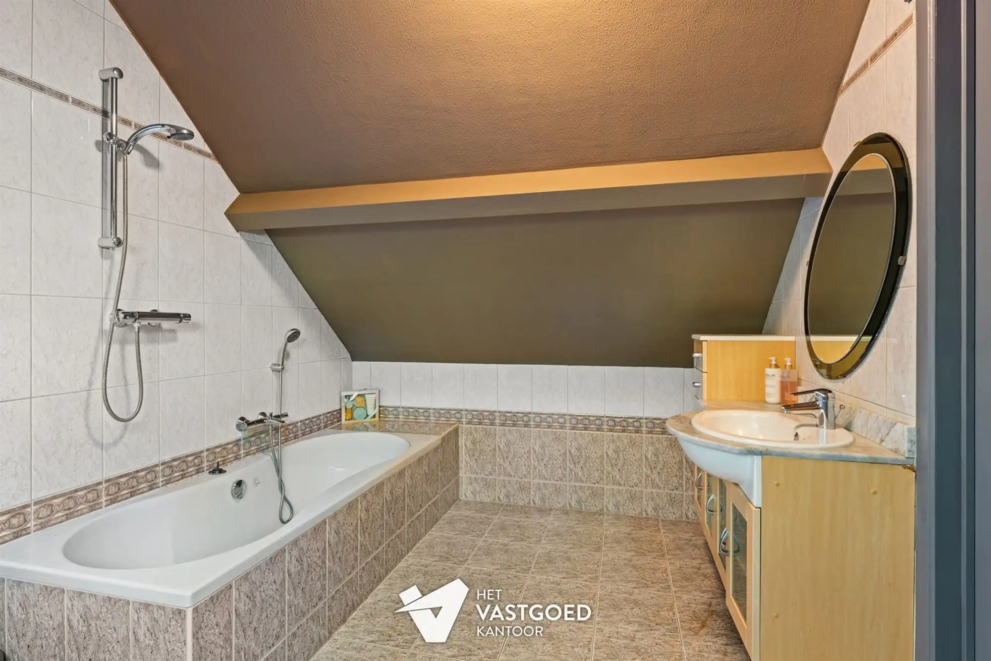 ZEER RUIME, GERENOVEERDE WONING OP TOP-LIGGING! foto 31