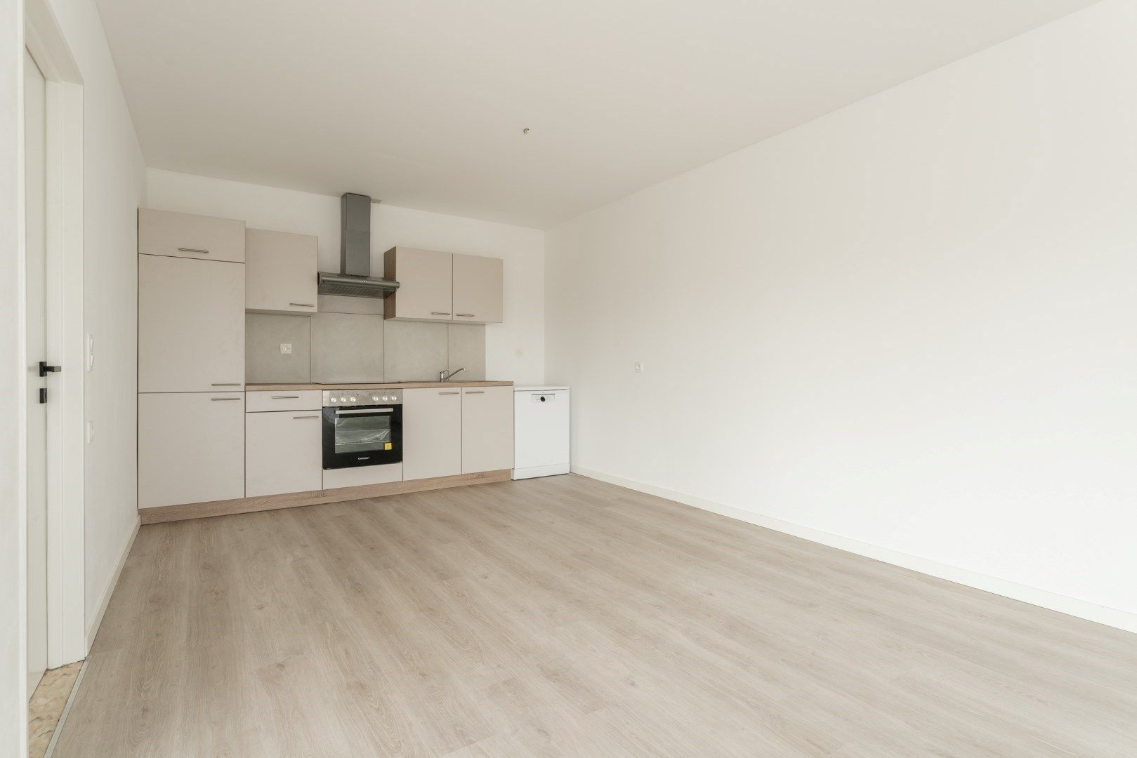 Volledig gerenoveerd 3 slaapkamer appartement in Neerpelt centrum. foto 3