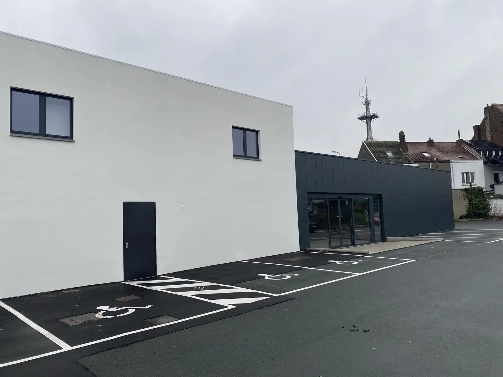 Commerciële ruimte met parking te huur in Halle foto 3