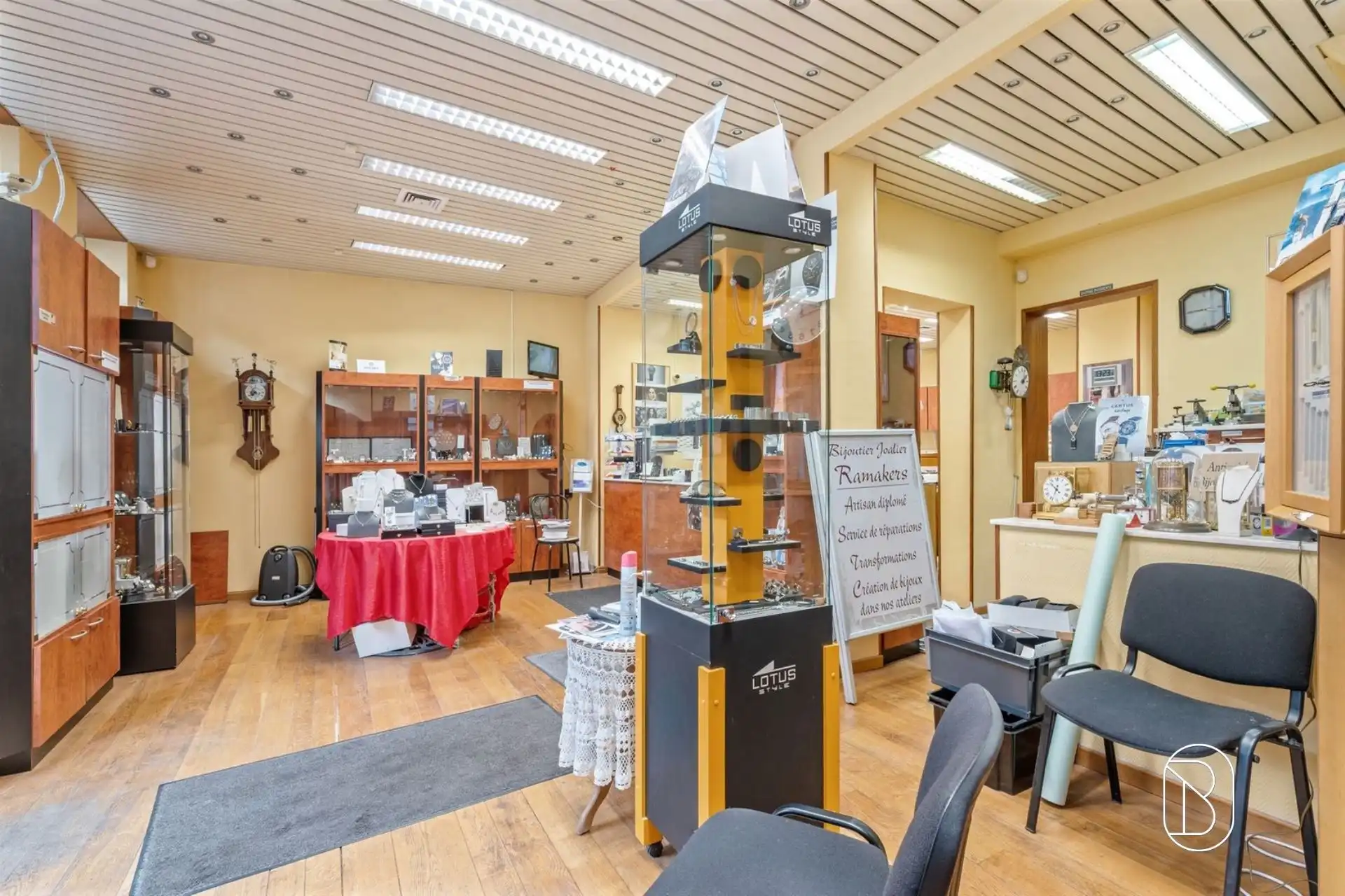 Opbrengsteigendom: handelsruimte en 2 appartementen foto 4