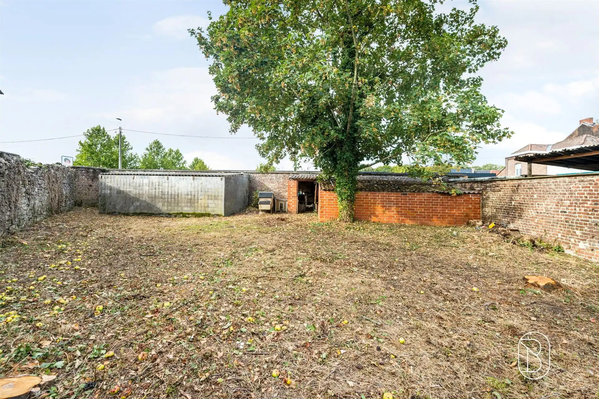 Te renoveren woning met veel potentieel!  foto 2