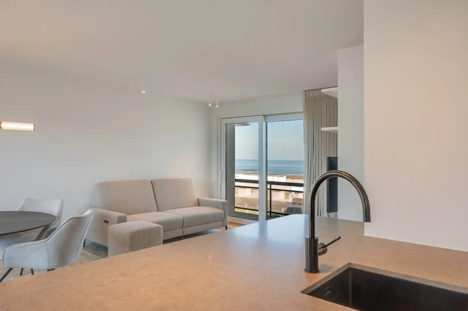 Luxueus gerenoveerd hoekappartement met zeezicht vlakbij de wandeldijk in het Zoute. foto 11
