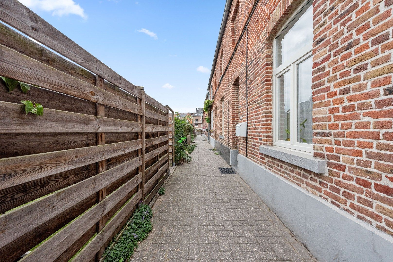 Instapklare, energiezuinige (EPC B) gezinswoning met privéparking en tuin foto 3