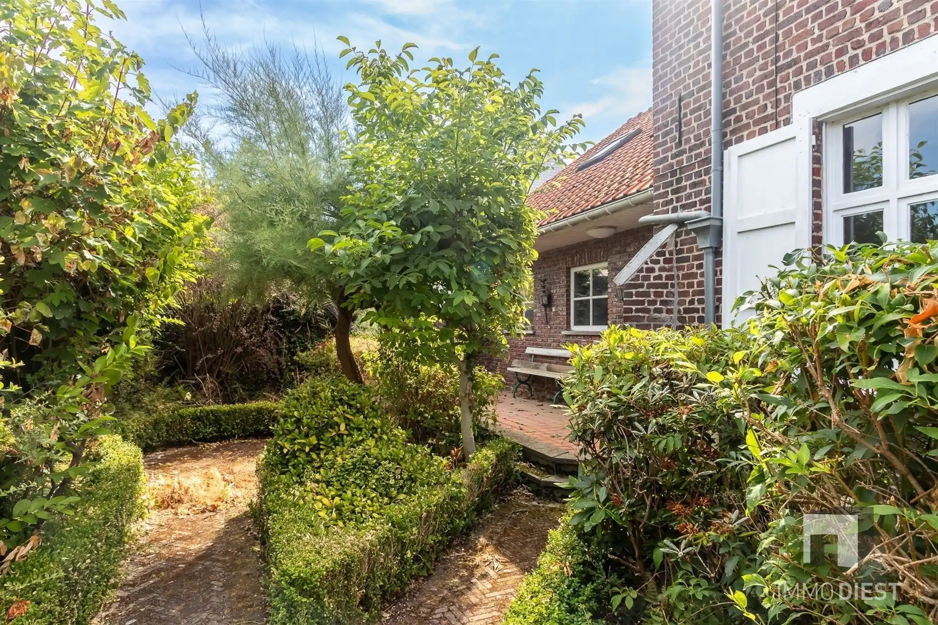 Elegante woning met vele mogelijkheden, gezellige tuin en dubbele garage foto 27