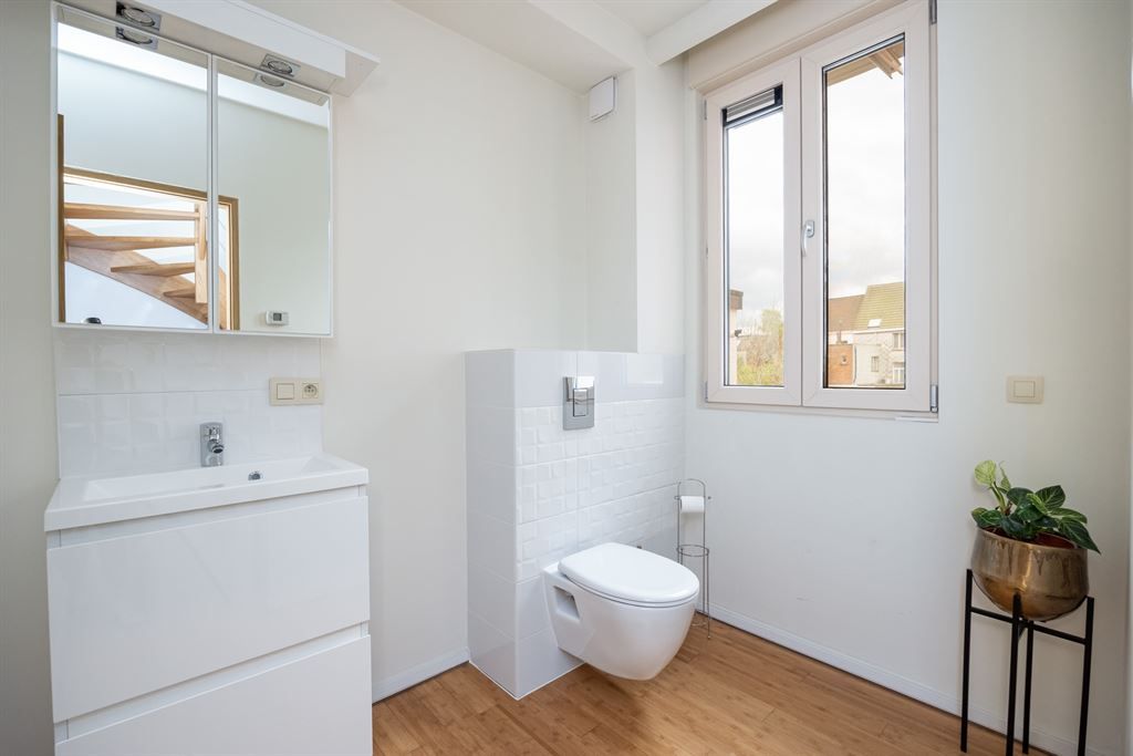 Energiezuinig gerenoveerde woning met garage foto 15