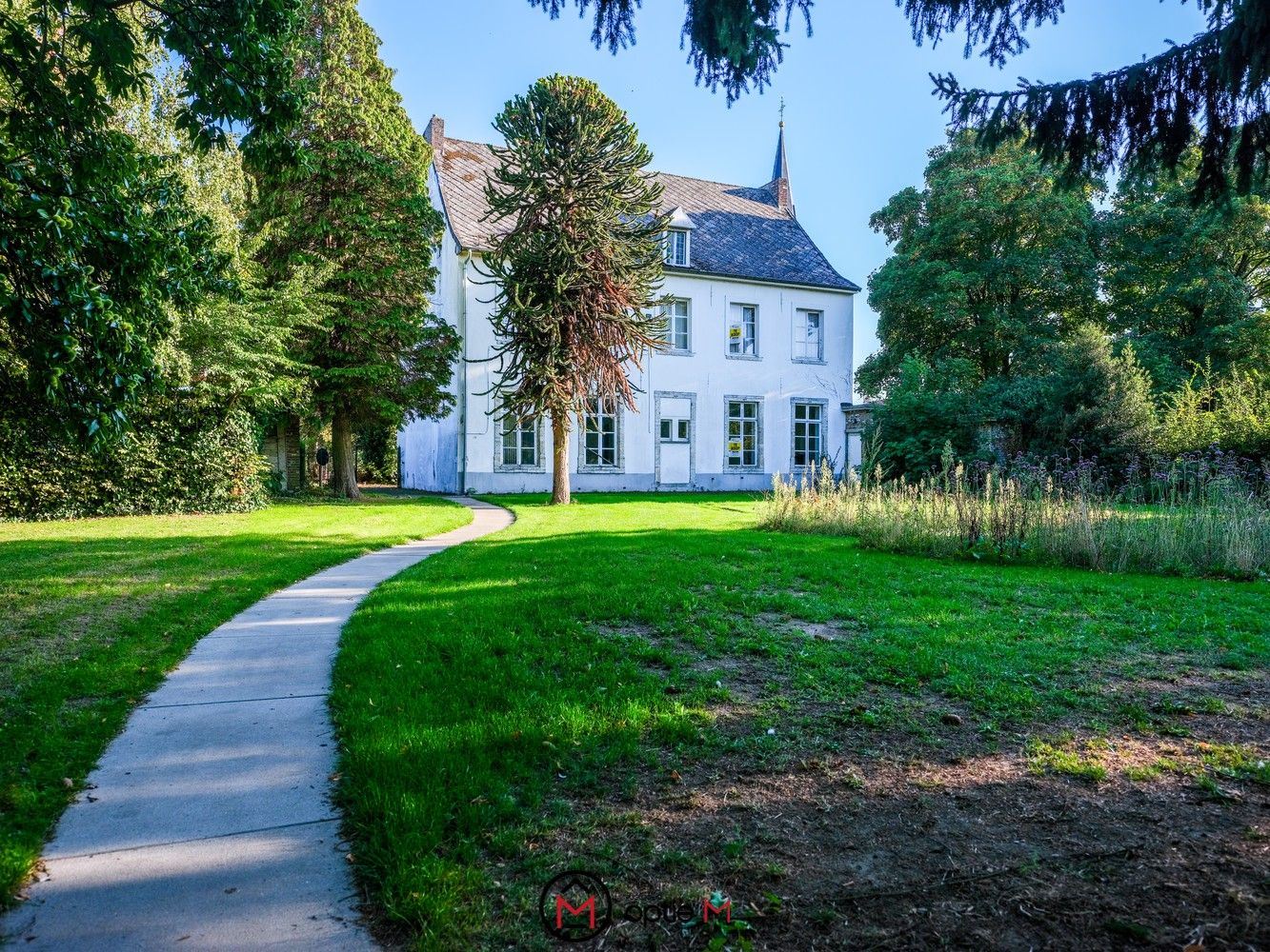 Historische pastorie te koop in het hart van Geetbets foto {{pictureIndex}}